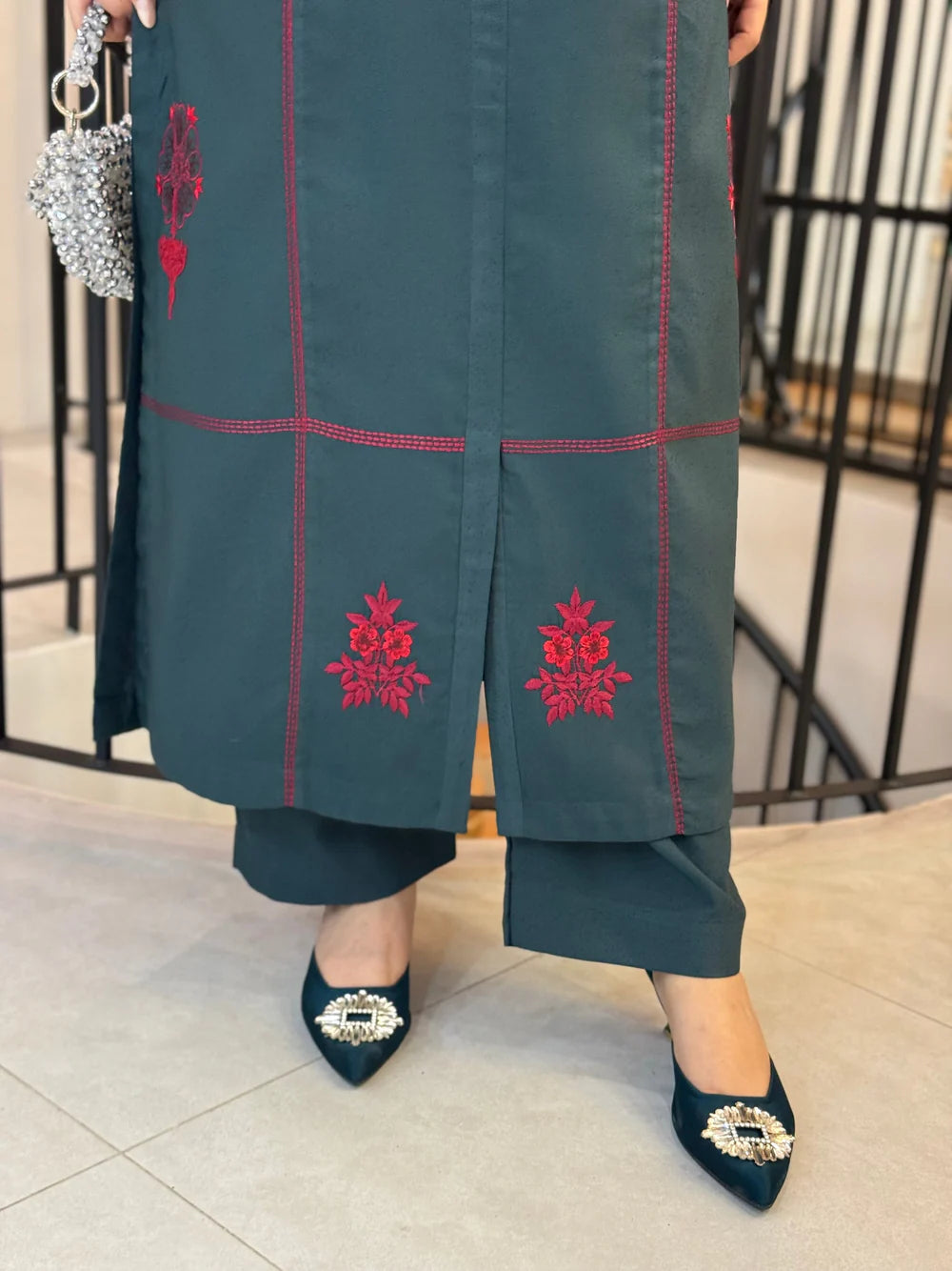 Aira Embroidered 2Pc